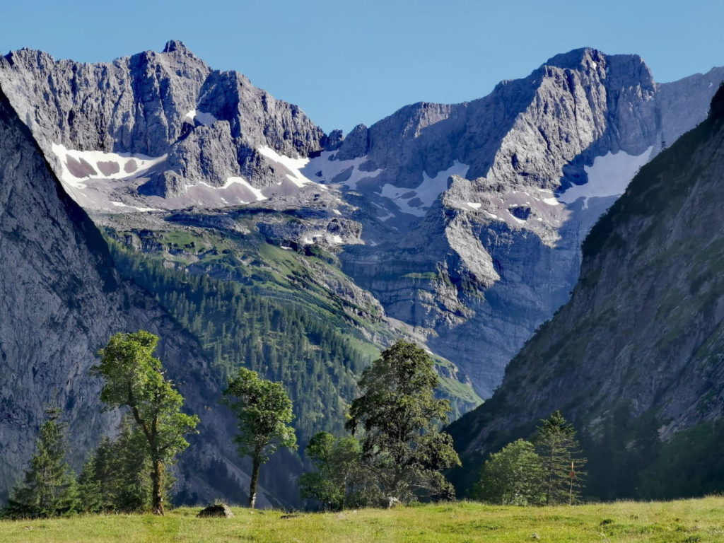 Sehensuchtsort Ahornboden im Karwendel - mit den steilen Felswänden