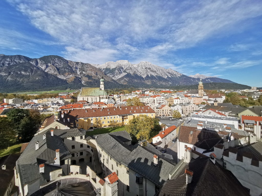 Der Blick über die schöne Stadt Hall in Tirol mit dem Karwendel