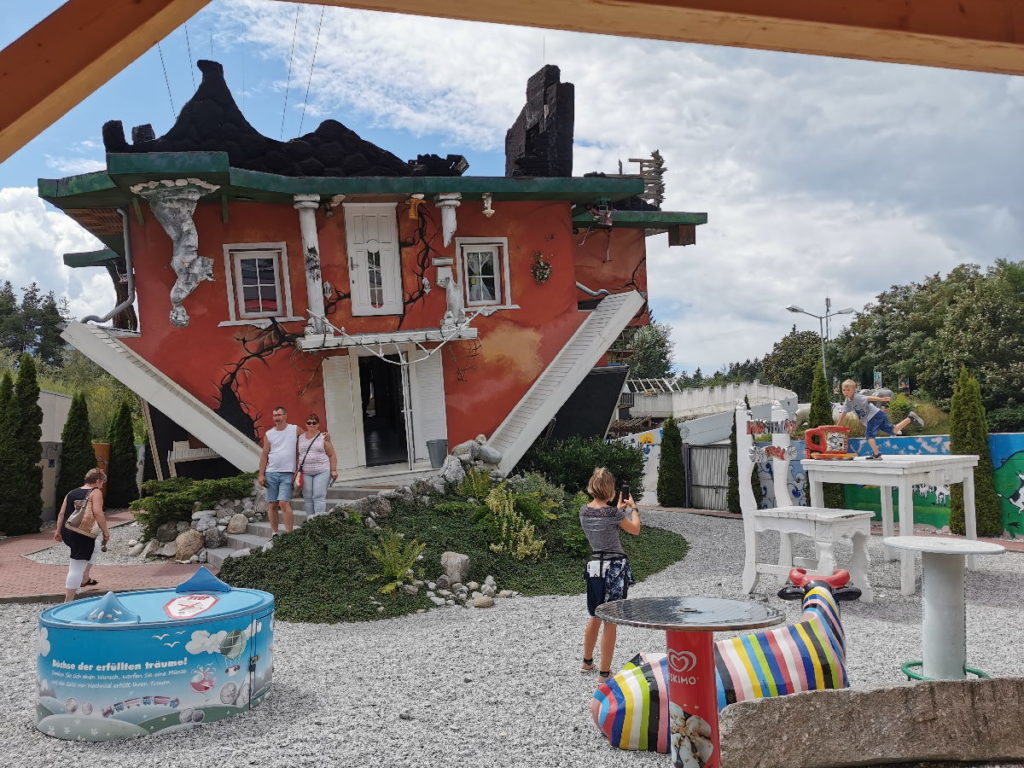 Besondere Ausflugsziele im Karwendel: Das Haus steht Kopf