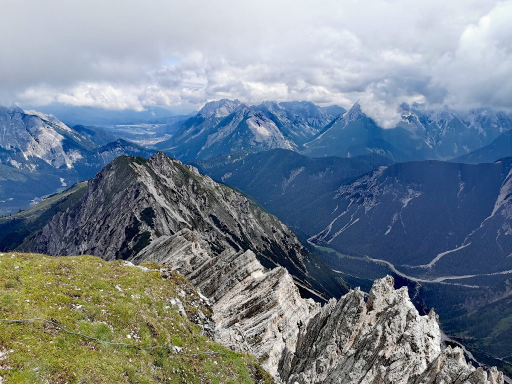 Ausblick auf der Rosshütte Seefeld auf die Karwendel Berge