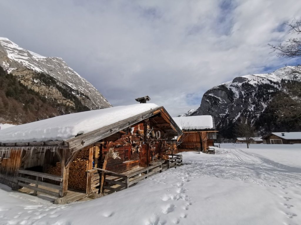 Bei den urigen Hütten der Engalm endet die Karwendelloipe