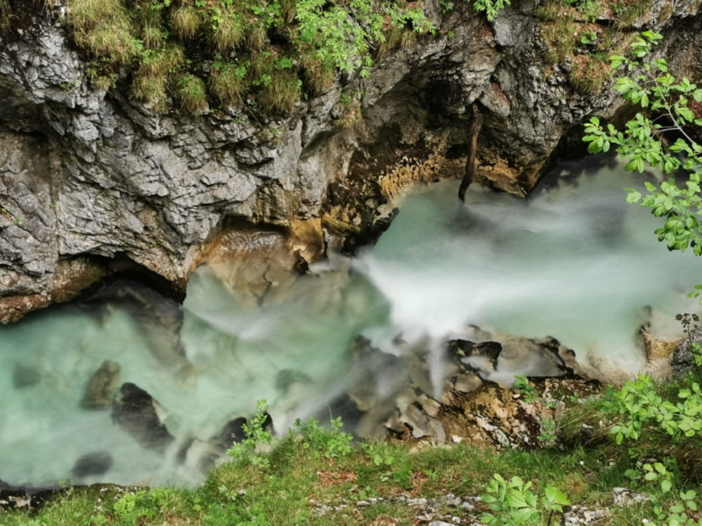 Rauschendes Wasser in den Bergen: Die Leutascher Ache