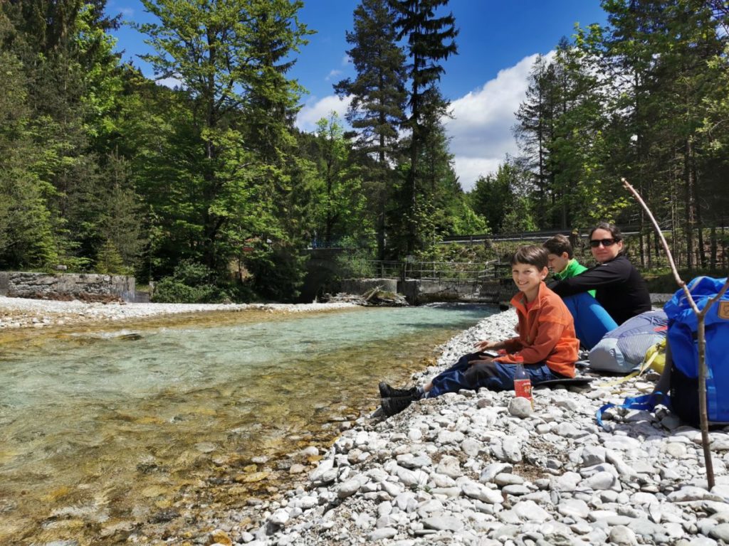 An der Leutascher Ache sitzen und die Natur genießen