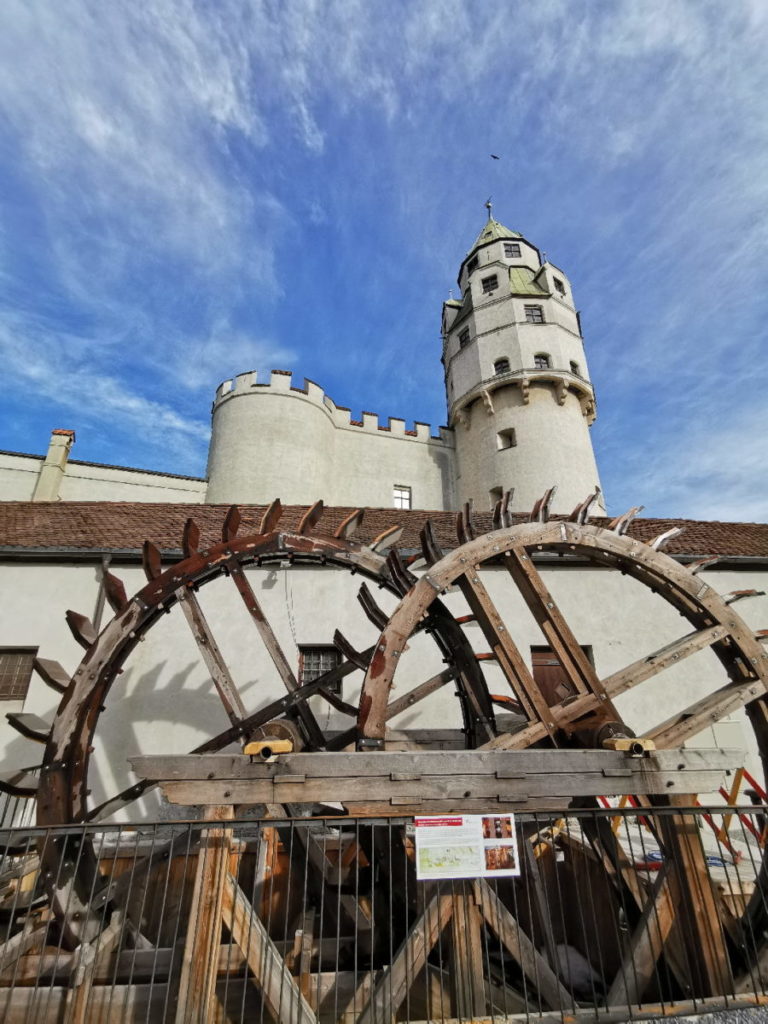 Diese Wasserräder trieben früher die Münzprägemaschine an, besuch die Münze in Hall in Tirol