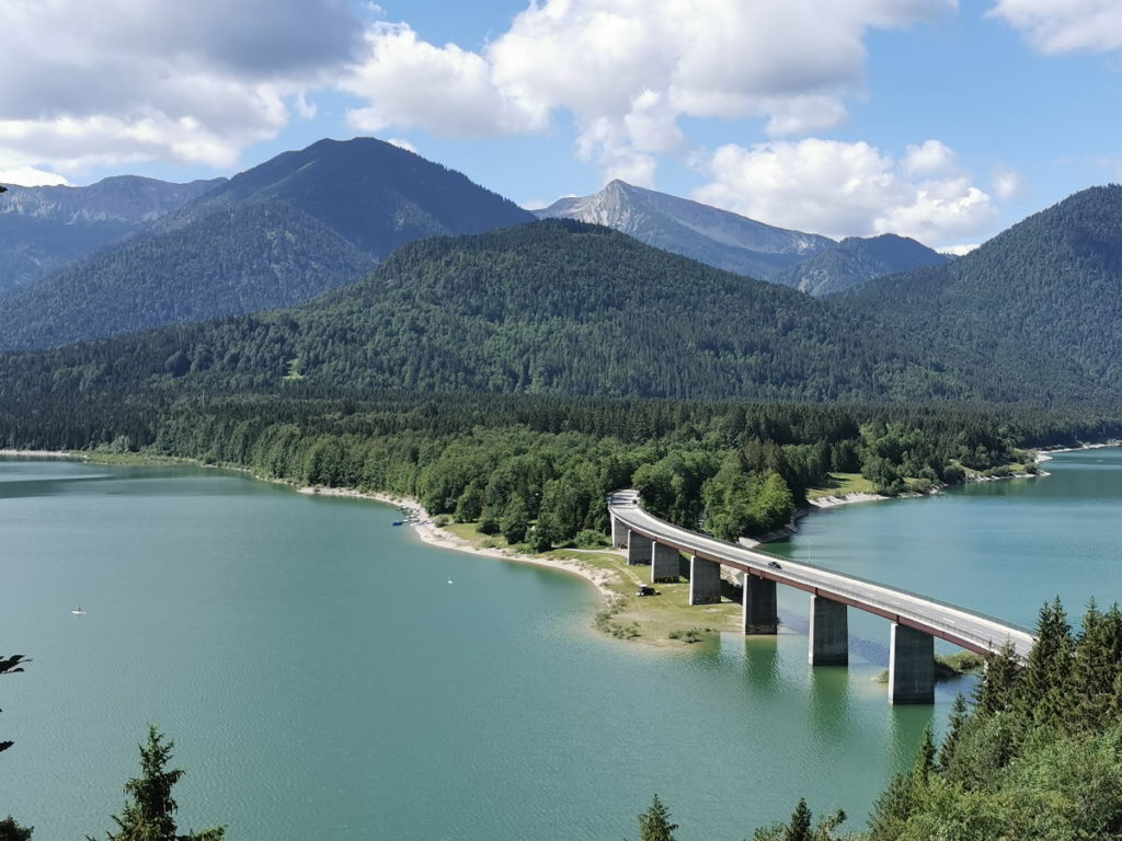 Der Sylvensteinsee mit dem Karwendel